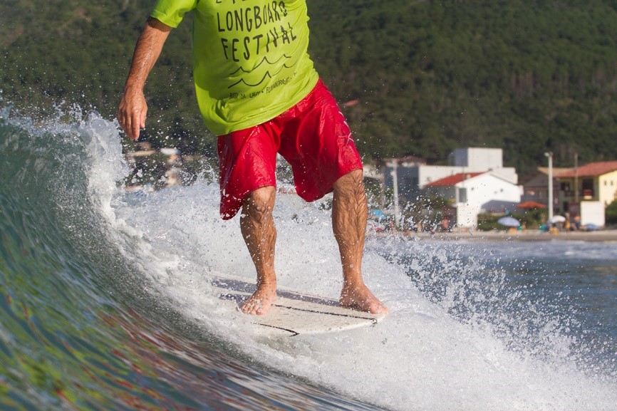 surfista no mar em pé no longboard