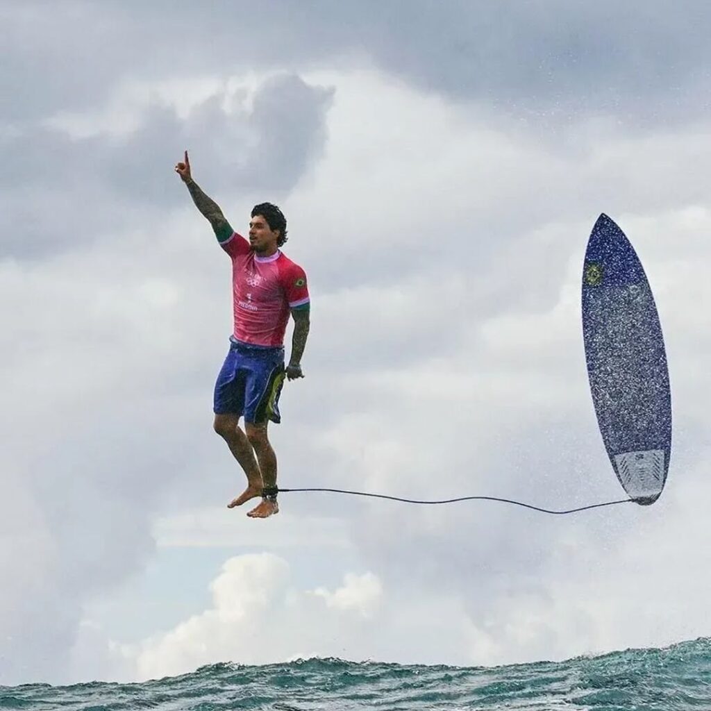 Gabriel Medina voando com prancha fora da agua